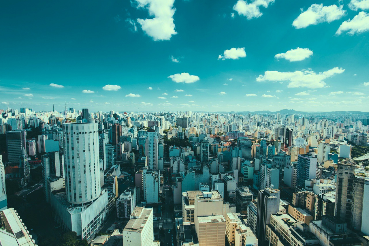 ビルが立ち並ぶ都市の風景