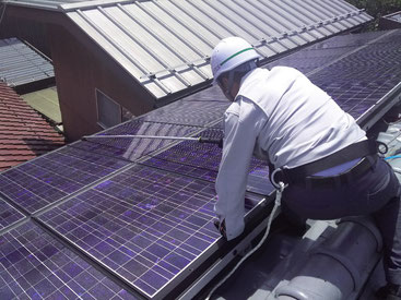 ソラメンテ-iSによる住宅太陽光パネルの点検 ※イメージ写真。今回の現場とは関係ありません。